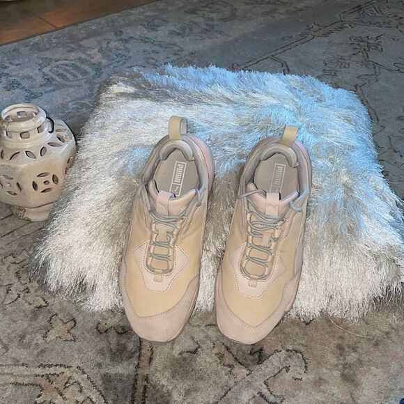 Puma sneakers UK 7/ US 9 - Picture 1 of 4